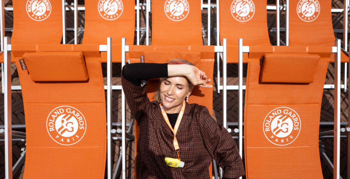 judit masco disfrutando de roland-garros 2025 en unas tumbonas del torneo naranjas
