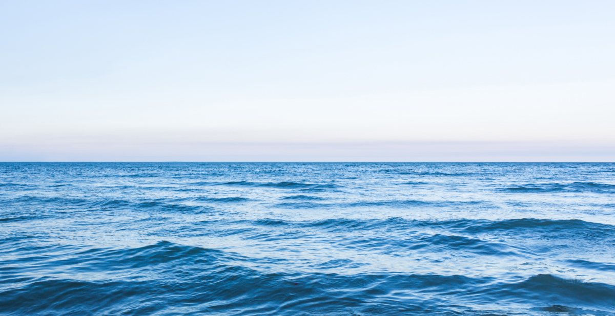 contenido(6).jpg Superficie azul del mar Mediterráneo con pequeñas olas y el horizonte al fondo