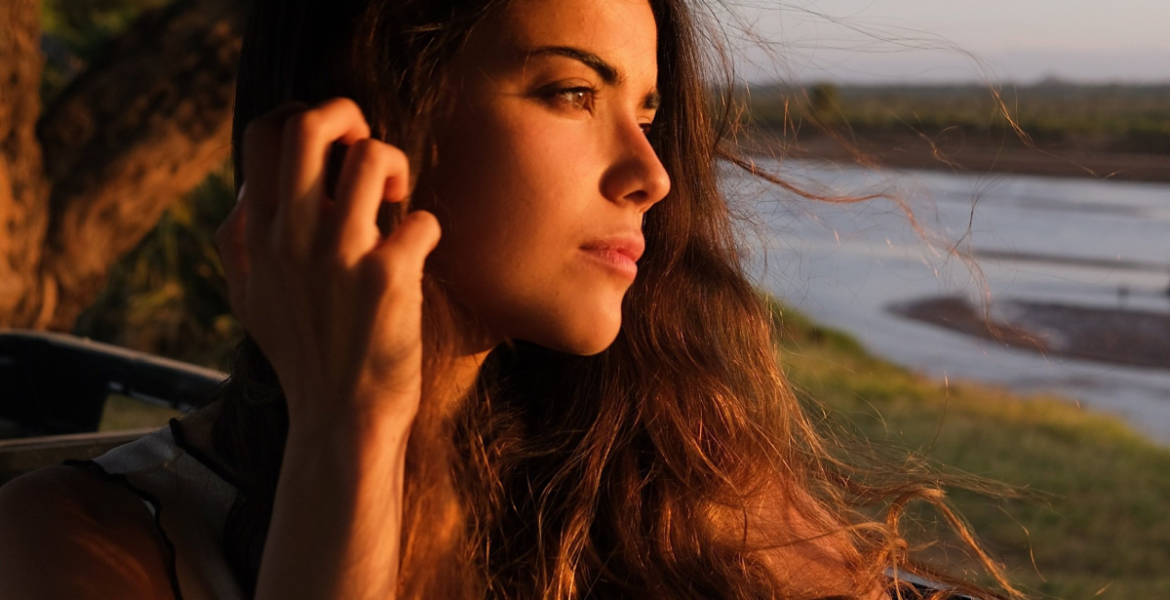 Carlota bruna mirando al horizonte mientras el sol le refleja en el rostro