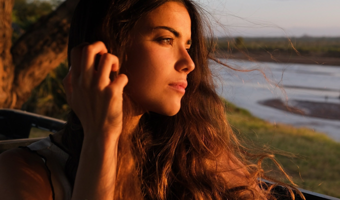 Carlota bruna mirando al horizonte mientras el sol le refleja en el rostro