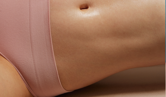 close up zona íntima de la mujer ombligo y braguitas rosas