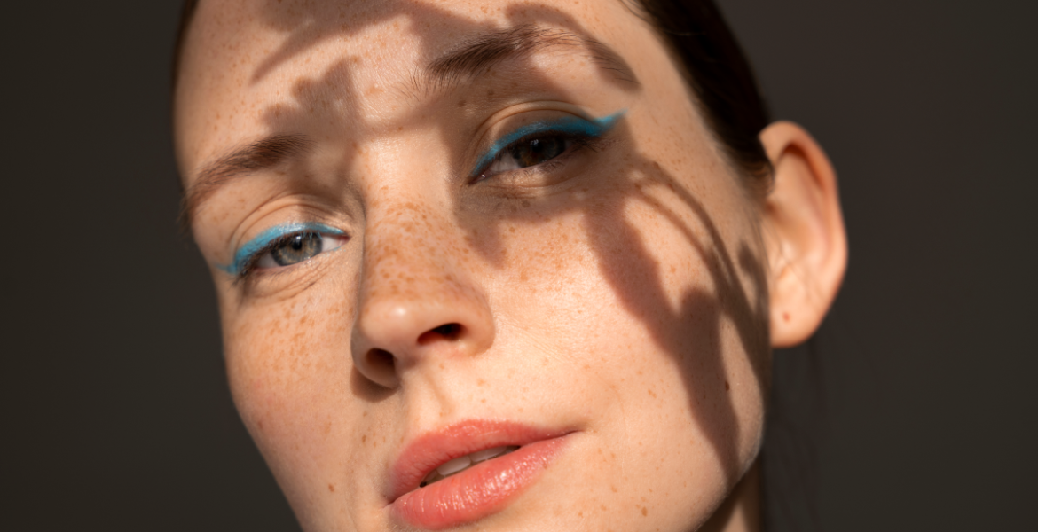 cómo cambia la piel en verano de cerca sol reflejando en rostro de chica