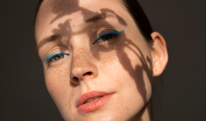 cómo cambia la piel en verano de cerca sol reflejando en rostro de chica