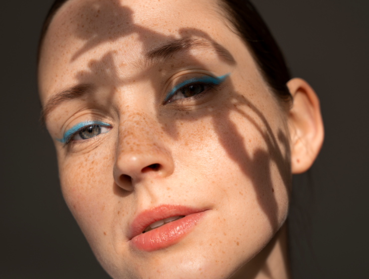 cómo cambia la piel en verano de cerca sol reflejando en rostro de chica