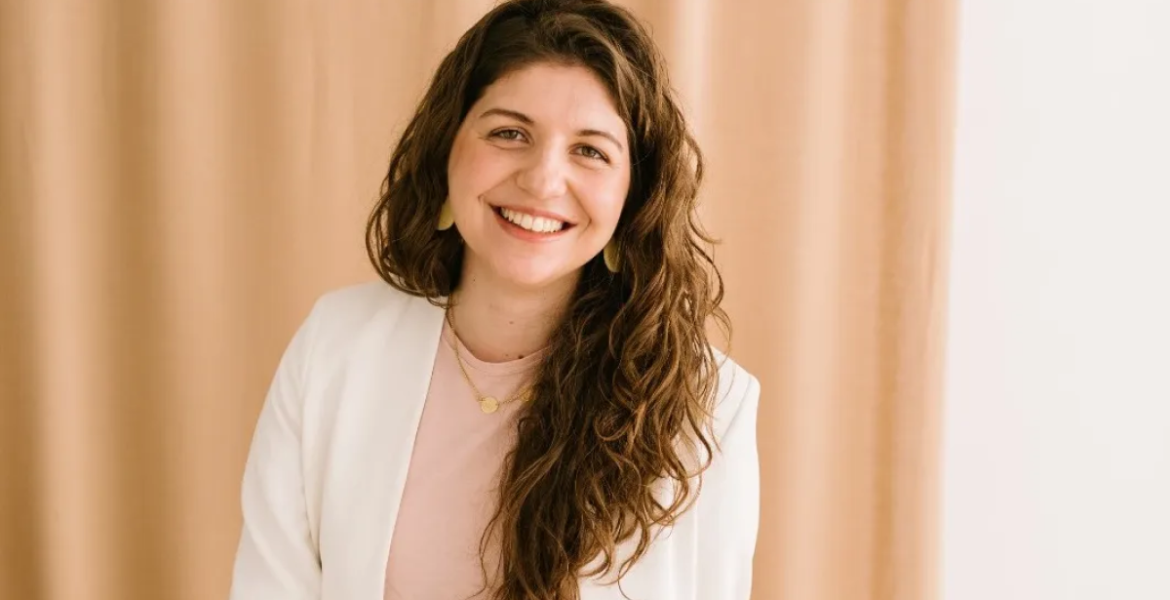 Retrato de anna estape con bata blanca sonriendo, en un entorno neutro, transmitiendo confianza y cercanía.