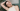 Mujer relajando el cuello, ejemplo de autocuidado dentro de una rutina de skincare sin productos