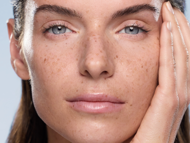 primer plano de chica con ojos azules y zona del contorno de ojos muy cuidada