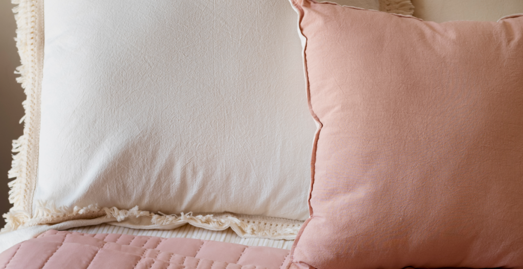 Almohada y cojín limpios, representando el hábito de cambiar la funda como parte de una rutina de skincare sin productos