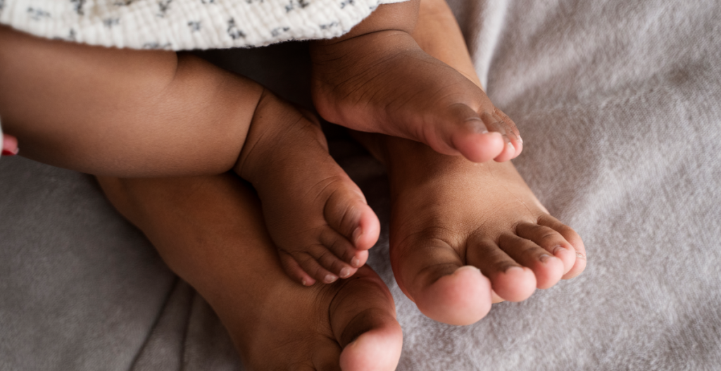 pies de bebe posparto con mamá