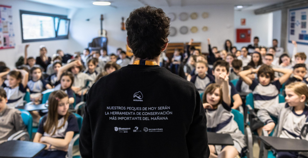 Alex Avello impartiendo una charla educativa sobre conservación del océano a niños, educación ambiental marina