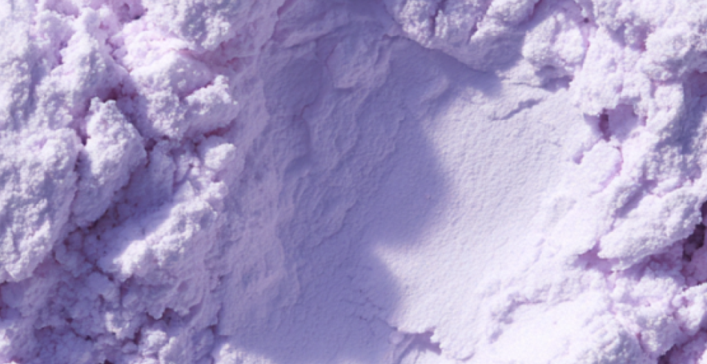 Ingrediente de skincare de laboratorio en tonos lila.