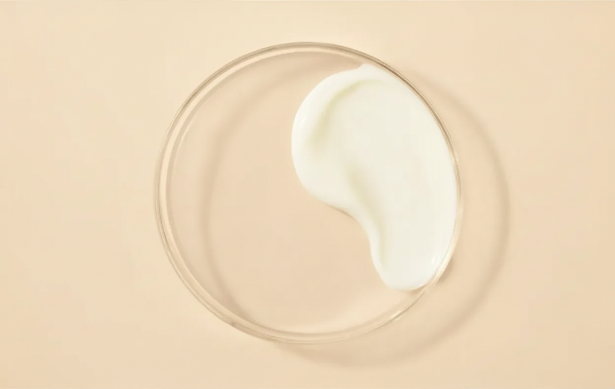 Textura de crema facial con péptidos, usada en productos de skincare ISDIN para mejorar la hidratación y la firmeza de la piel.