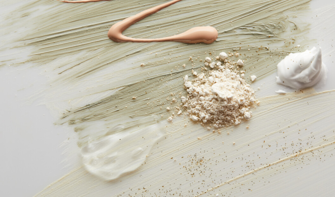 Muestras de distintas texturas de productos cosméticos aplicadas sobre una superficie.