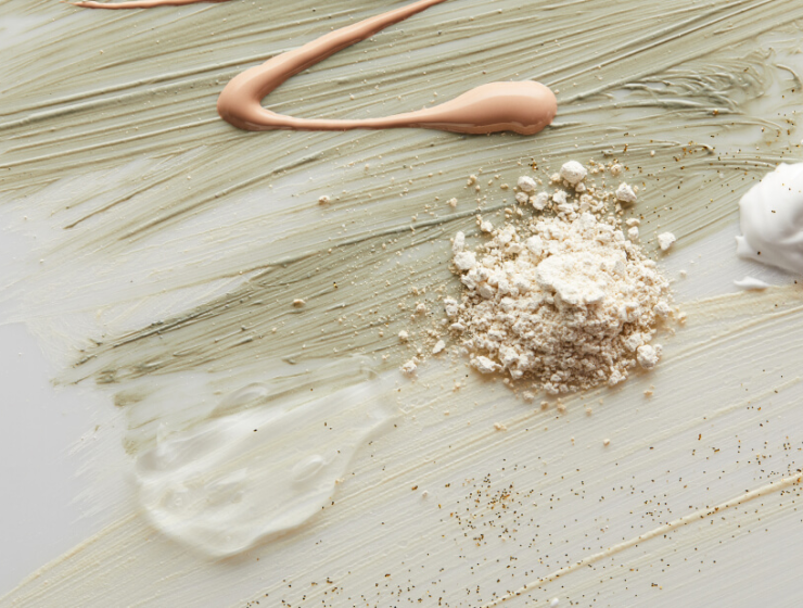 Muestras de distintas texturas de productos cosméticos aplicadas sobre una superficie.