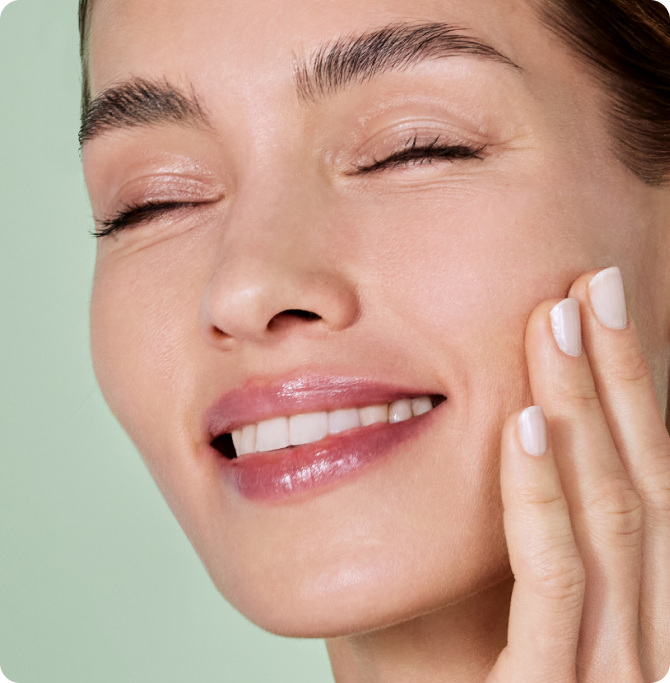 Mujer sonriendo con la piel del rostro suave e hidratada, representando una rutina de skincare que respeta el pH natural de la piel.