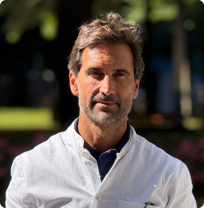 Foto de farmacéutico Diego Sarasketa, moreno y con sol reflejando en el rostro