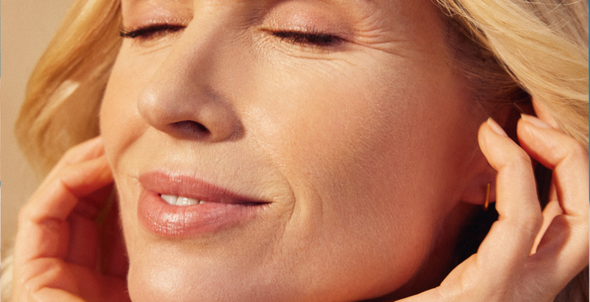 Mujer adulta con piel luminosa y expresión serena, representando el envejecimiento saludable y el cuidado constante de la piel