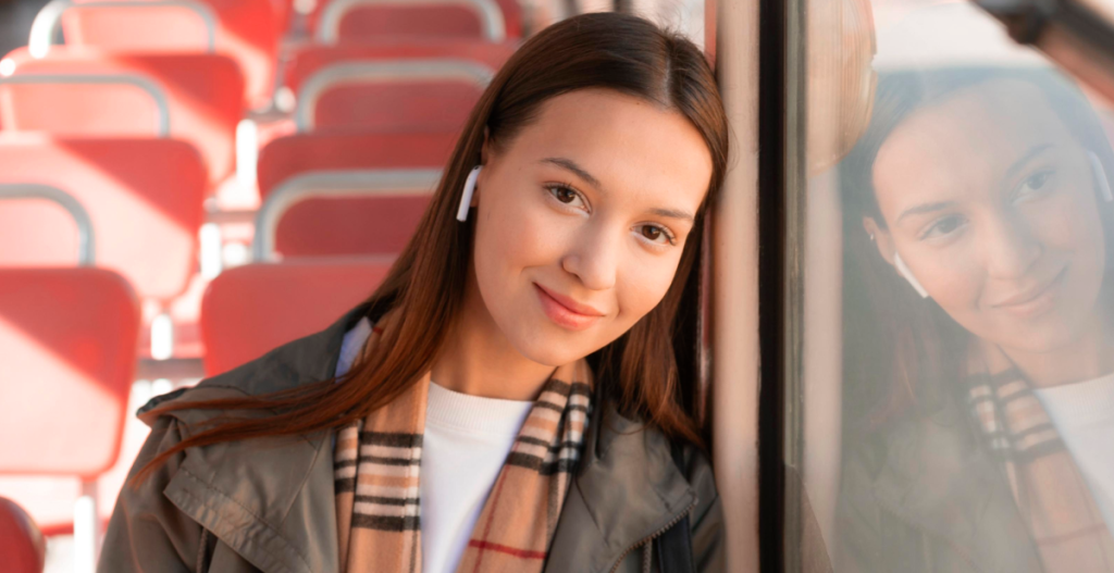 Mujer viajando en transporte público urbano, relacionada con la exposición diaria a contaminación y estrés ambiental que afectan la piel