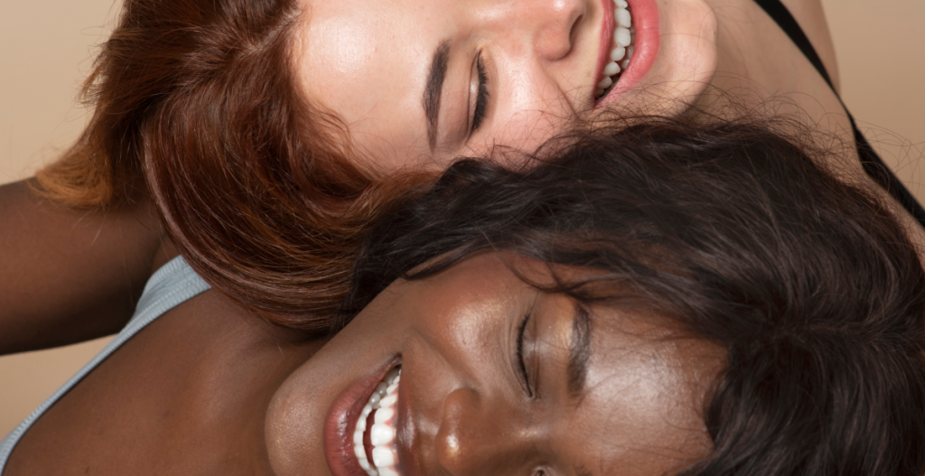 Diversidad de pieles saludables que representan el cuidado diario con hidratación, antioxidantes y protección solar.