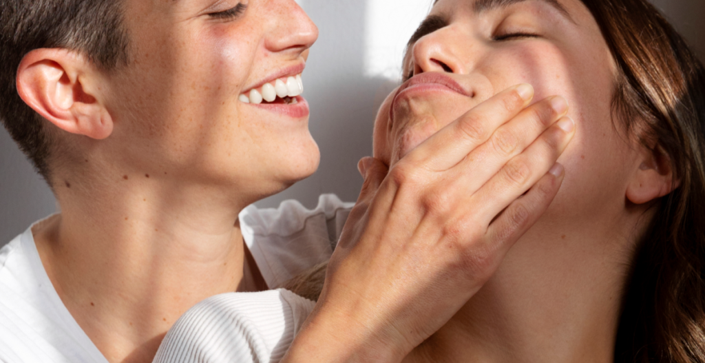 Pareja abrazándose y sonriendo para ilustrar el ambiente romántico de San Valentín y la celebración del amor