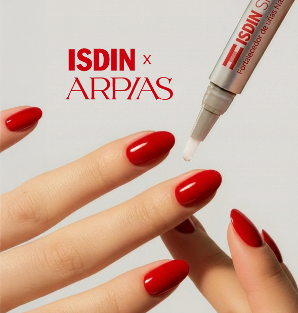 Aplicación de fortalecedor de uñas durante manicura ISDIN x ARPÍAS