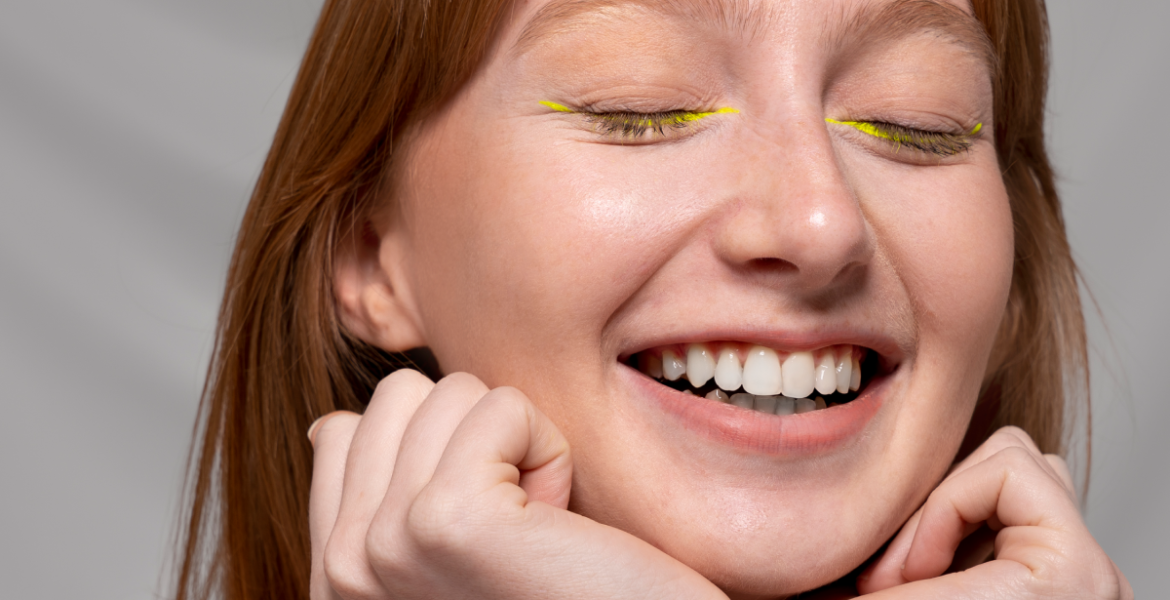 Mujer con piel natural y delineado amarillo minimalista, maquillaje ligero que resalta la mirada manteniendo el efecto piel real.