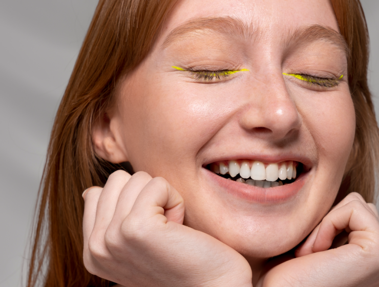 Mujer con piel natural y delineado amarillo minimalista, maquillaje ligero que resalta la mirada manteniendo el efecto piel real.