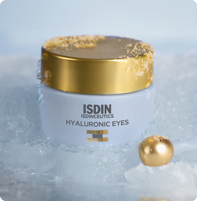 Contorno de ojos ISDIN Hyaluronic Eyes con textura hidratante y aplicador efecto frío para revitalizar la mirada antes del maquillaje.
