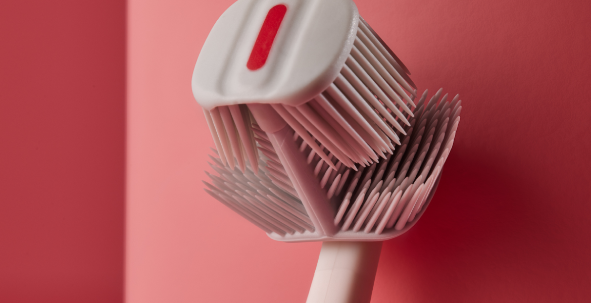 Detalle del cabezal de doble cara del cepillo Balene para limpiar la cara interna y externa de los dientes