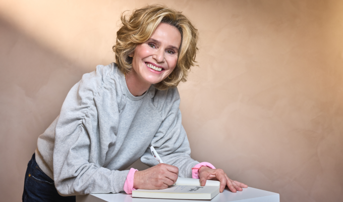 Dra. Marimer Pérez firmando ejemplares de su libro “No me sueltes” con una sonrisa cercana.