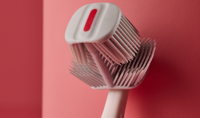 Detalle del cabezal de doble cara del cepillo Balene para limpiar la cara interna y externa de los dientes