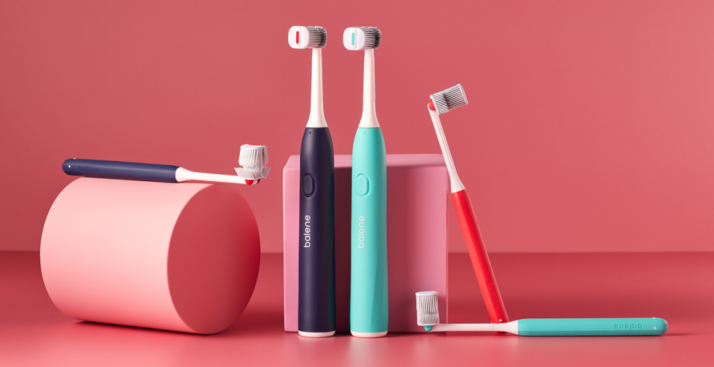 Cepillos dentales Balene by Bexident manuales y eléctricos en diferentes colores sobre fondo rosa