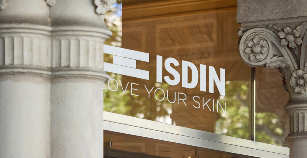 Entrada de Casa ISDIN en Barcelona con el logotipo visible en la fachada.