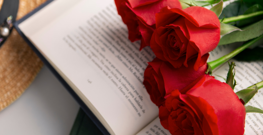 Rosas rojas sobre un libro abierto, símbolo de la celebración de Sant Jordi.