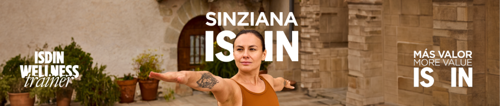 Profesora de yoga en una sesión de Mindful Yoga con ISDIN en un entorno natural