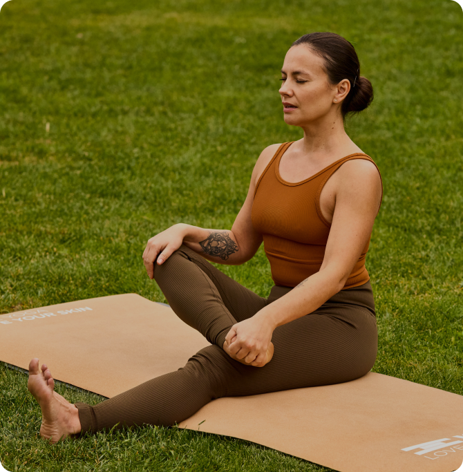 Práctica de yoga al aire libre para mejorar movilidad, respiración y conexión corporal