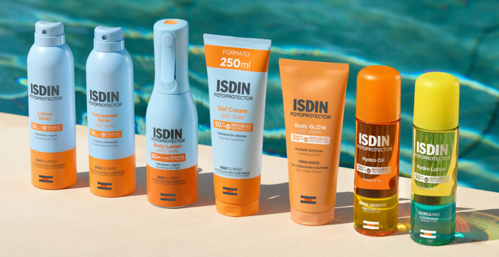 Gama de fotoprotectores corporales ISDIN junto a una piscina para diferentes planes de verano bajo el sol.