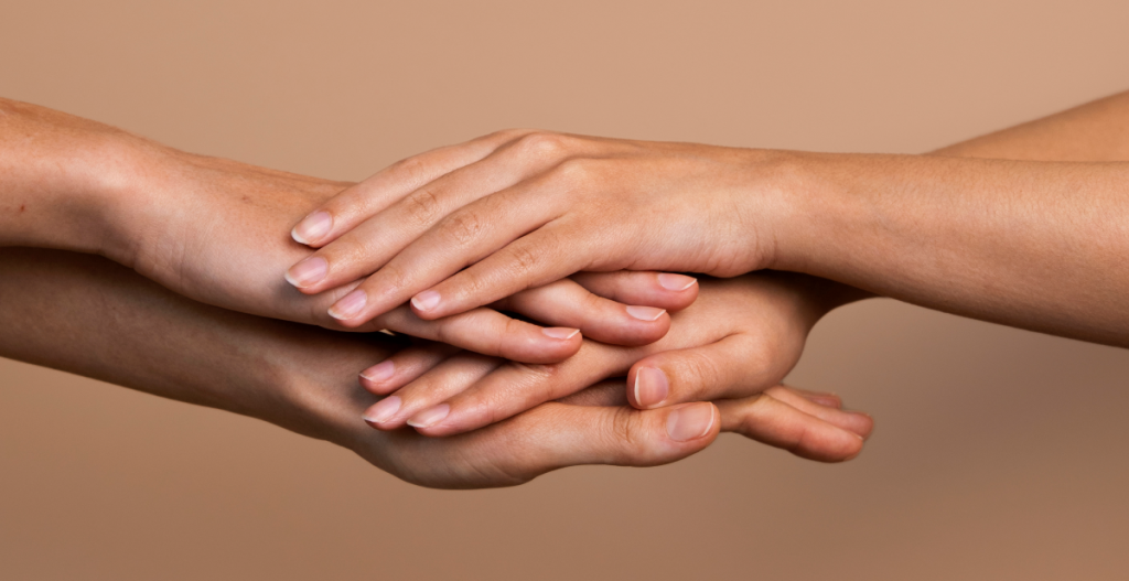 Varias manos unidas, un gesto cotidiano que puede verse afectado por la hiperhidrosis palmar.