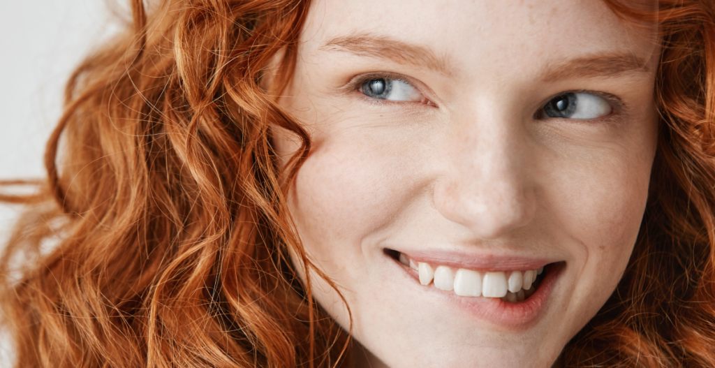 Rostro de una mujer sonriendo, asociado al bienestar y al cuidado de la piel.