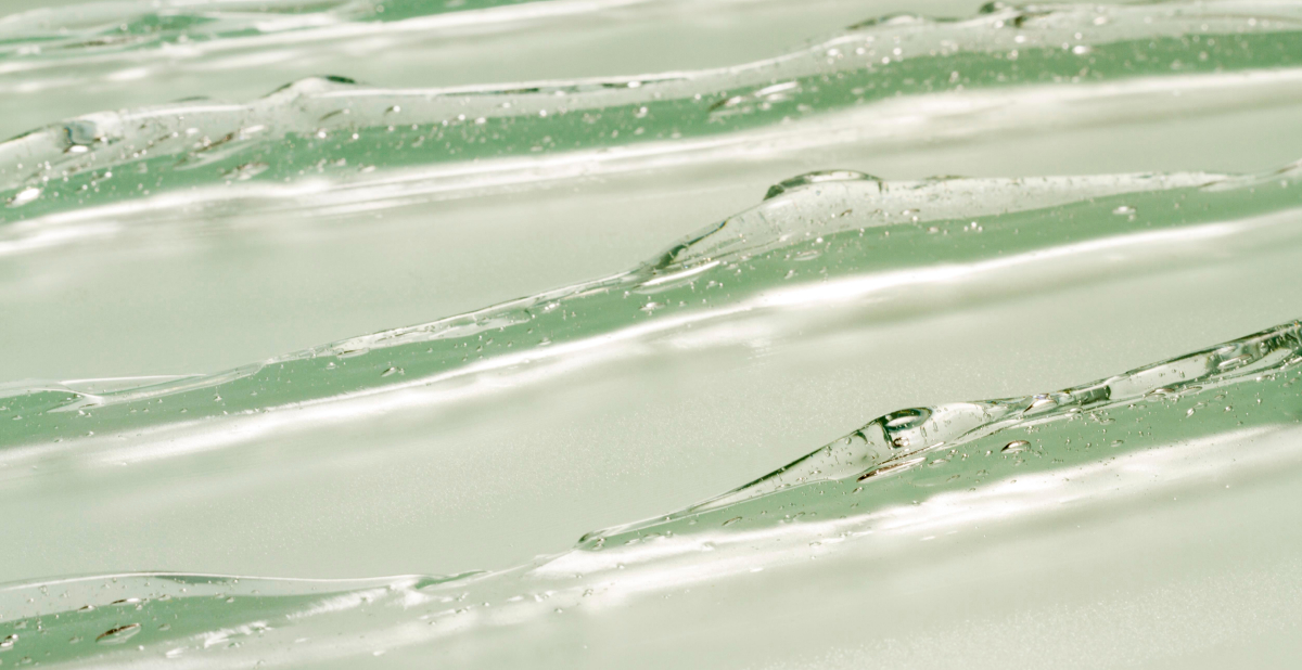 Textura de gel cosmético transparente y ligero en tonos verdes.
