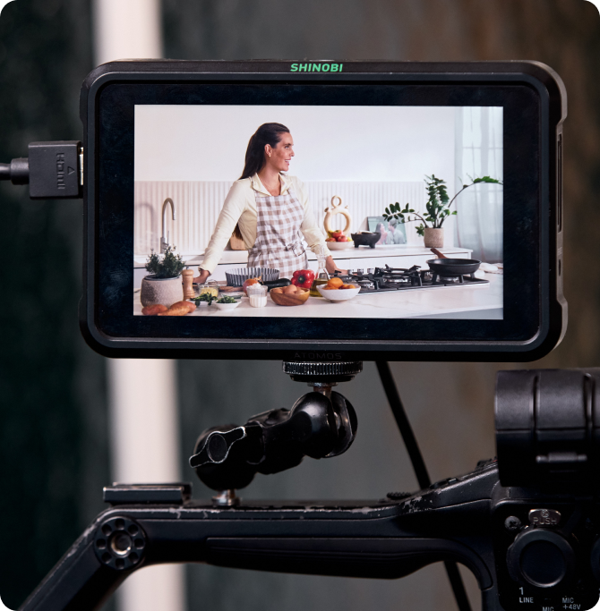 Monitor de grabación que muestra a Ona Carbonell en la cocina durante el rodaje de la experiencia Bites con Ona Carbonell.